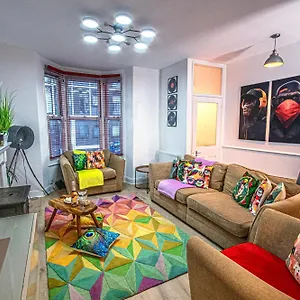 https://spacious-central-3-bedroom-town-house-with-patio.brighton-hotels-england.com